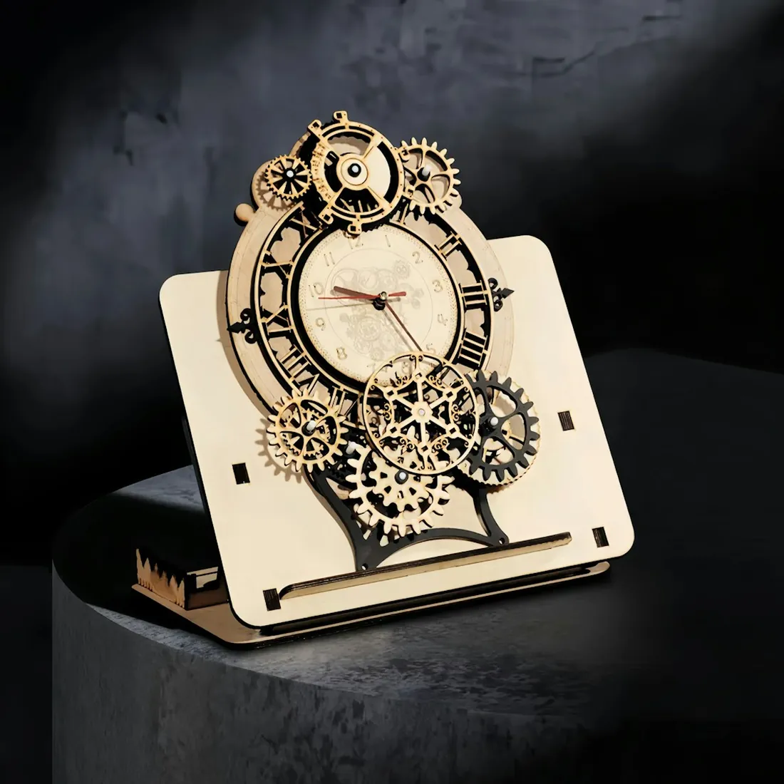 Reloj de sobremesa de madera contrachapada con varios trenes de ruedas dentadas caladas a la vista sobre un bastidor plano